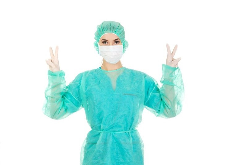 گان جراحی بیمار با دوختی تمیز و ظاهری حرفه ای